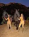 Kim Kardashian i Kendall Jenner u reklami za parfem KKW s njezinim konjem
