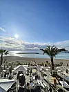 Već u proljeće počinje sezona kupanja, a na plaži su otvoreni svi kafići.