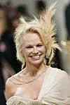 Pamela Anderson ostala je vjerna tankim obrvama, od 90-ih do danas