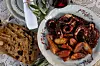 Ova stoljetna tradicija pečenja jela na otvorenoj vatri odvija se uz pomoć pekača od gline.