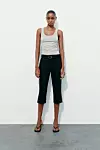 Zara capri hlače s prorezima (19,95 eura)