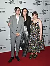 S mamom Laurie Simmons i bratom Cyom