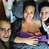 Jelena Iva Nikolić na dan porođaja kod kuće sa suprugom Gaganom Vishwakarmom, sinom i Brankom Mrzić Jagatić, doulom, članicom Udruge Rode.