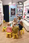 Klinci su uživali u kreativnom kutku dućana Jacadi Paris uz The Miu book