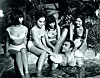 Okružen ljepoticama u filmu ‘Samo dvaput se živi’, 1967.