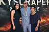Dwayne Johnson sa starijom kćerkom Simone i mamom Atom koja ga često prati na crvenom tepihu