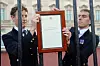 Kraljičino osoblje sa suzma u očima izvjesilo je službenu obavijest o njezinoj smrti ispred Buckinghamske palače