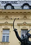 Grafit s porukom na Trgu bana Josipa Jelačića