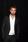 Theo James igrao je turskog diplomata
