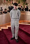 Owen Cooper odabrao je sivi komplet koji potpisuje Bottega Veneta