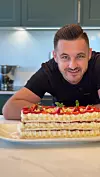 Stjepan je poznati kolač ukrasio jagodama i pistachiom