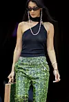 Bella Hadid sa srebrnim brošem Fotografija: IMAXtree
