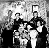 Obitelj na okupu: petnaestogodišnja Dolly Parton s roditeljima i jedanaestero braće i sestara na proslavi Božića 1960.