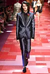 Dylan Brosnan nosi reviju za muškarce Dolce & Gabbana proljeće 2018.