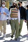 Kendall Jenner voli na običnu bijelu košulju nositi prsluk s prugicama i hlače ravnog kroja.