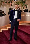 Glen Powell se također odlučio za odijelo s leptir mašnom