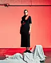Iva nosi haljinu i mokasinke Proenza Schouler, Heraldi for Women; čarape iz fundusa stilista