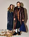Simona nosi denim kaput MAX MARA. Mijo nosi vintage kaput privatno vlasništvo; sako ULIČNI ORMAR; košulju PAUL SMITH, Heraldi for men; suknju RESERVED; čarape CALZEDONIA; cipele ZARA; torbu privatno vlasništvo modela