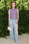 Sadie Sink tvid bluzu na kopčanje iskominirala je na duge ‘‘isprane‘‘ traper hlače