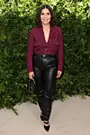 America Ferrera odlučila se za elegantnu bluzu s dubokim dekolteom te kožne hlače, a cijeli je look upotpunila Chanel mini torbicom