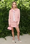 Lily-Rose Depp oduševila je ružičastim tvid kompletom s mini suknjom