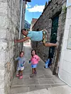 'Večernja se rutina, naravno, prilagođava najmlađima kako se cijelo iskustvo ne bi pretvorilo u pravo bolovanje na Bolu.'