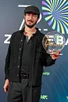 Vinko Ćemeraš s pobjedničkom statuom