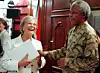Na jednoj od rijetkih protokolarnih dužnosti koje se nije odrekla: 1998. se družila s južnoafričkim predsjednikom i nobelovcem, Nelsonom Mandelom
