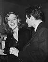 Britanski umjetnik nakon vjenčanja s lady Caroline Blackwood, kćeri četvrtog markiza od Dufferina u prosincu 1953.