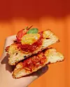 Uz to, pecivo je dodatno obogaćeno svježim cherry rajčicama i listićem bosiljka, a sve je zaokruženo s nekoliko kapi aromatičnog ulja od bosiljka