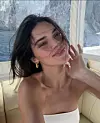Kendall Jenner nosi Wavy Ridge Small Hoop naušnice.