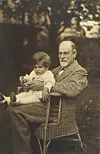 Sigmund Freud 1923. sa svojim unukom Stephenom, starijim bratom Luciana Freuda koji je stariji godinu dana