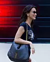 Bella Hadid i Wavy Ridge Small Hoop naušnice.