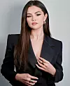 Selena Gomez svoj outfit upotpunila je Missoma nakitom.