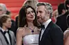 Anne Hathaway sa suprugom Adamom Shulmanom 2022. u Cannesu