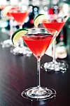 Cosmopolitan često zovu i Cosmo, a nazivan je 'ženskim' zbog svoje boje