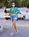 Rihanna u Amina Muaddi sandalama, košulji havajskog kroja i traper suknji