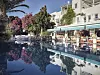 U središtu hotela je bazen s Pool Clubom i barom, idealnim za opuštanje i druženje uz martini koji je posebno za Belvedere osmislio Dale DeGroff, američki barmen poznat i kao ‘kralj cocktaila‘