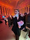 Čupava torbica hit je posljednjih godina, a glumica je elegantnu crnu odjevnu kombinaciju odlučila dodatno ‘začiniti‘ torbicom u ružičastoj nijansi.