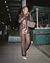BACKGRID/PROFIMEDIA Hlače Supriya Lele, blejzer Saint Laurent, rukavice Bottega Veneta, torba Fendi i salonke The Attico.