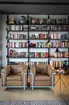 Fotelje Le Corbusier i biblioteka najdraži su joj dio stana