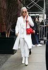 Kako bijeli outfit učiniti cool? Dodajte mu crvenu torbicu!