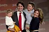 Justin Trudeau u sretnijim danima, kad su djeca bila mala (na fotografiji su kćer i stariji sin) a supruga Sophie Gregoire još je bila s njim