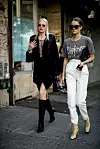 Bijele hlače visokog struka u kombinaciji s t-shirt majicom s natpisom na ulicama New Yorka