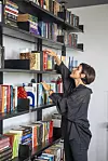 Sistem polica Wigmore bio je dovoljan da u dnevnom boravku vlasnica smjesti sve svoje najdraže knjige
