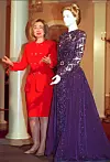 Hillary Clinton muzeju je donirala haljinu dizajnerice Sarah Phillips koju je nosila na inauguracijskom balu 1993.