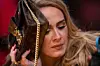Adele se skriva iza svoje Louis Vuitton torbice dok svira njena pjesma.