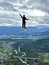 Strah je normalna reakcija i služi joj kao signal opreza - naučila ga je prepoznati i prihvatiti, a kada ga kontrolira disanjem, otpušta ga i on se pretvara u fokus koji joj omogućuje prisutnost