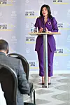 Predsjednikova supruga rado nosi odijela u efektnim bojama, a ljubičasta joj je jedna od omiljenih