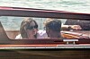 Emma Watson ne skida pogled s njega